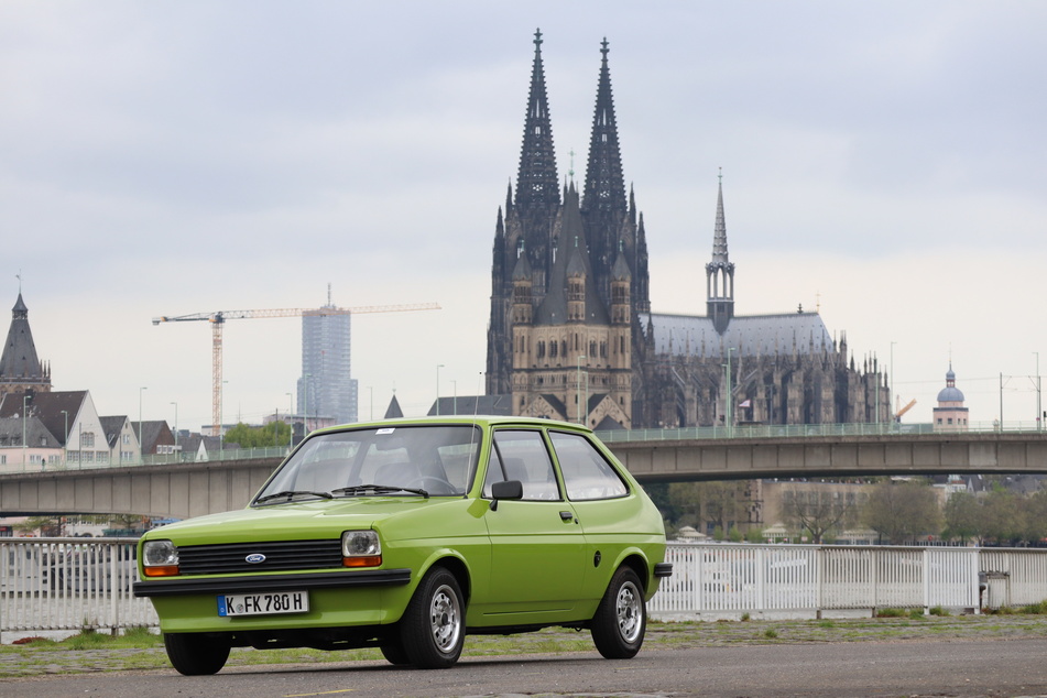 Fast ein Wahrzeichen wie der Dom: Der Ford Fiesta zeigt sich vor beeindruckender Kölner Stadtkulisse.
