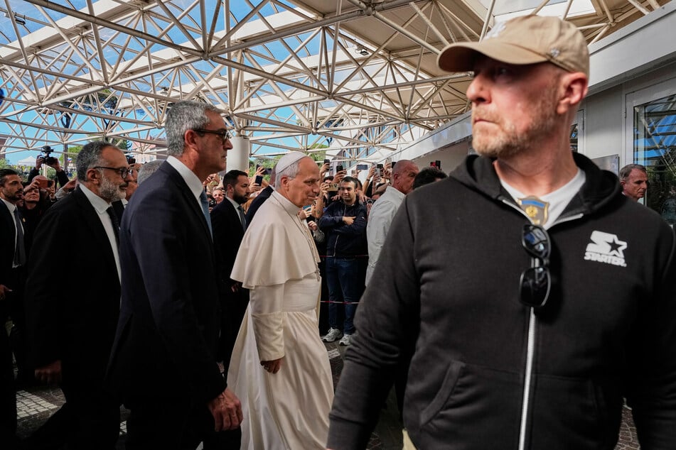 Papst Leo XIV. (71, M.) traf in der Poliklinik "Agostino Gemelli" in Rom ein.
