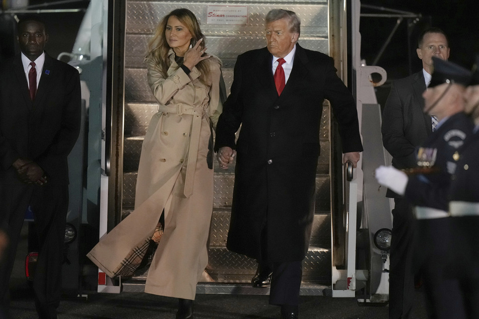 Bereits in Großbritannien gelandet: US-Präsident Donald Trump (79) und First Lady Melania Trump (55) verlassen die Air Force One bei ihrer Ankunft am Flughafen Stansted.