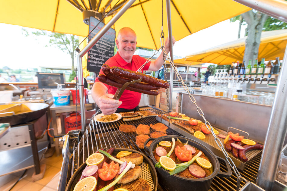 Macht mit seinem leckeren Grillangebot schon mal Appetit auf morgen: "Fährgarten"-Wirt Jens Bauermeister (55).