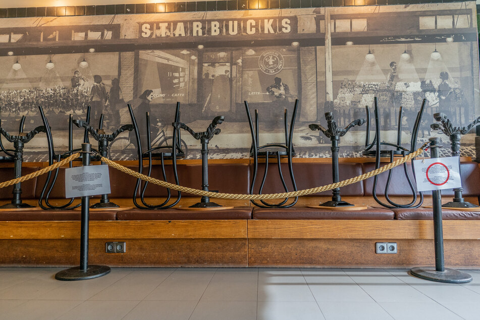 Die Stühle in einer Filiale von Starbucks sind gestapelt, lediglich der Straßenverkauf geht weiter. Die weltgrößte Café-Kette Starbucks ist wegen hoher Belastungen durch die Corona-Pandemie in die roten Zahlen geraten.