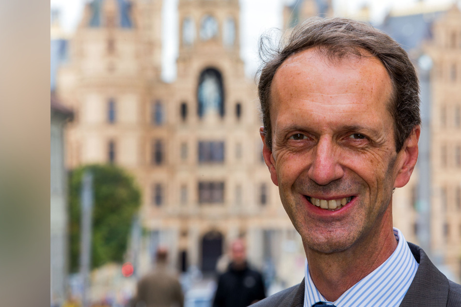 Der Bürgerbeauftragte des Landes Mecklenburg-Vorpommern, Matthias Crone, steht vor dem Schloss in Schwerin.