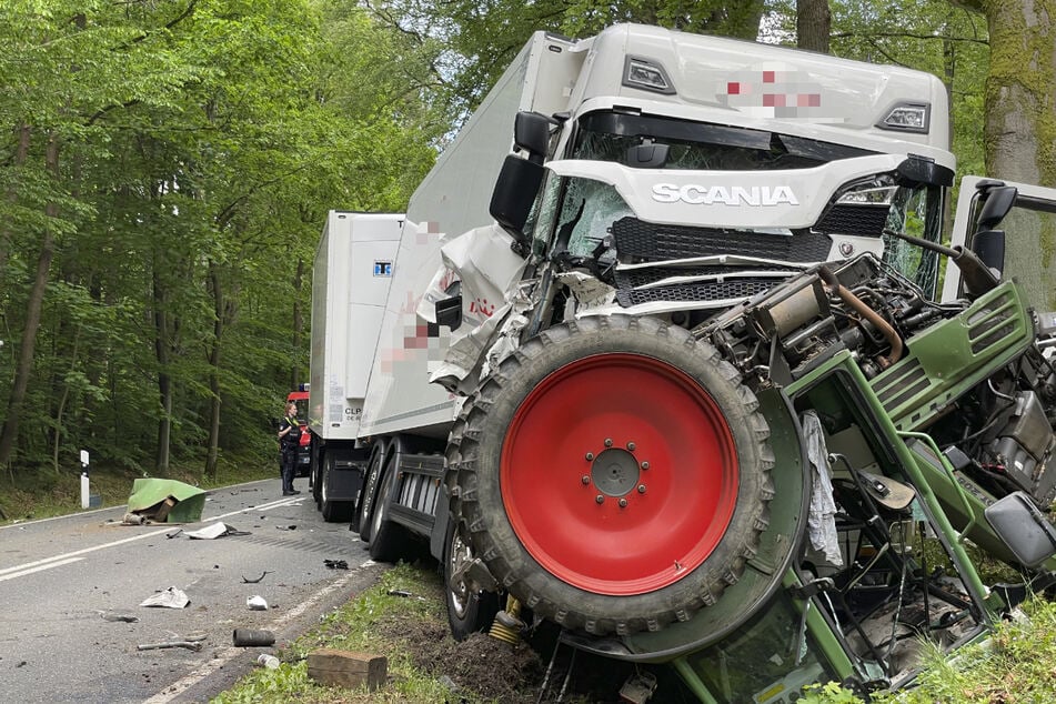 Schwerer Crash mit einem Laster: Traktor landet auf dem Dach!