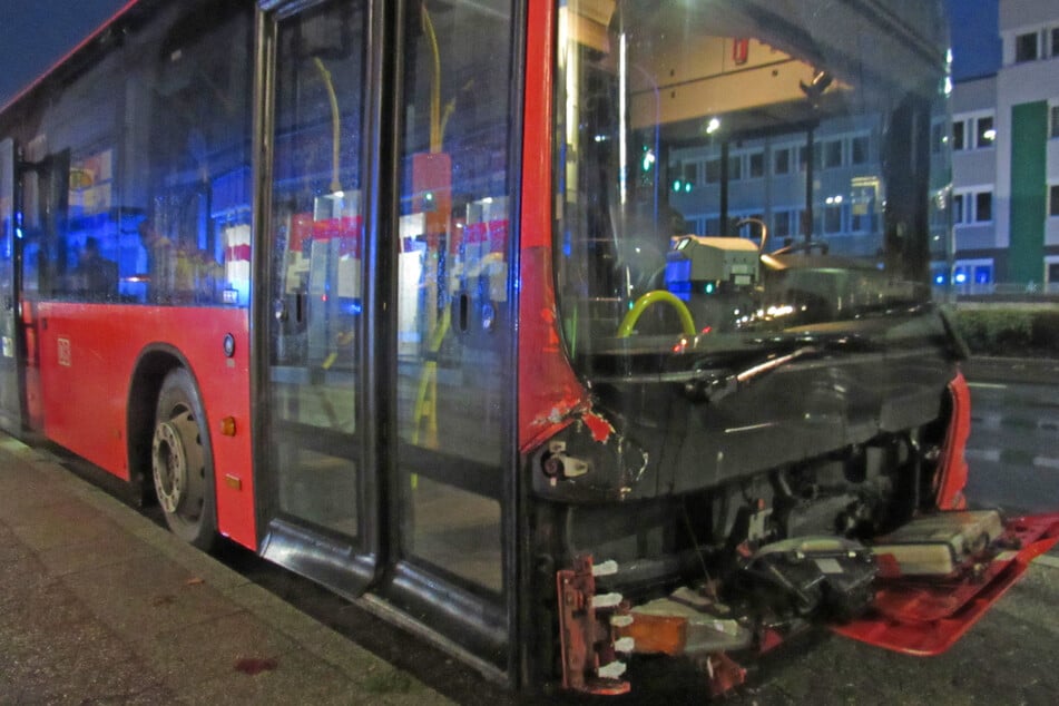 Der Linienbus konnte seine Fahrt nach dem Zusammenprall in Velbert nicht mehr fortsetzen.