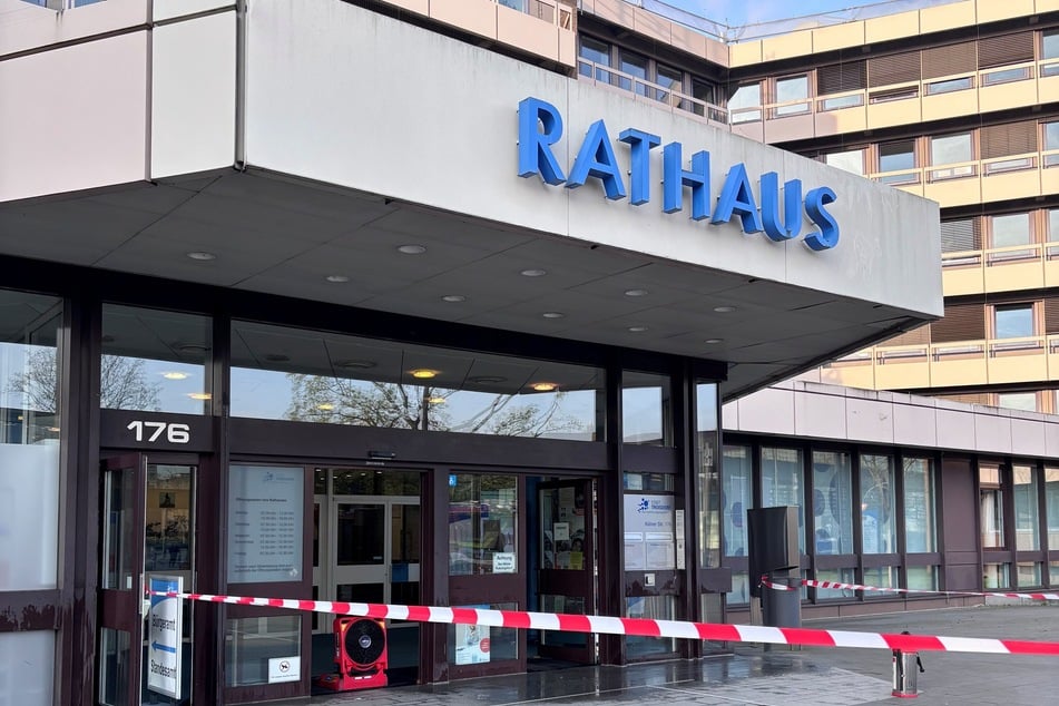 Rathaus-Attacke in Troisdorf: Jetzt sucht die Polizei nach Zeugen