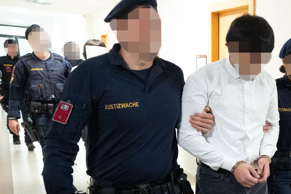Lehrerin missbraucht und erpresst: Sechs Teenager verurteilt