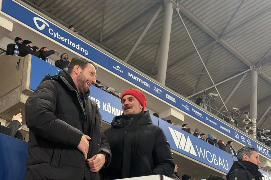 Bielefelds Coach Mitch Kniat (l.) schaut sich den kommenden Gegner Dynamo an. Auch Ex-SGD-Kaderplaner Kristian Walter (r.) ist da.