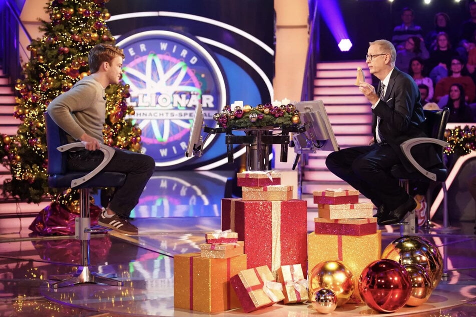 Tom Lorenz (25) hat es in starken 1,69 Sekunden zu "Wer wird Millionär?"-Moderator Günther Jauch (69) auf den Ratestuhl geschafft.