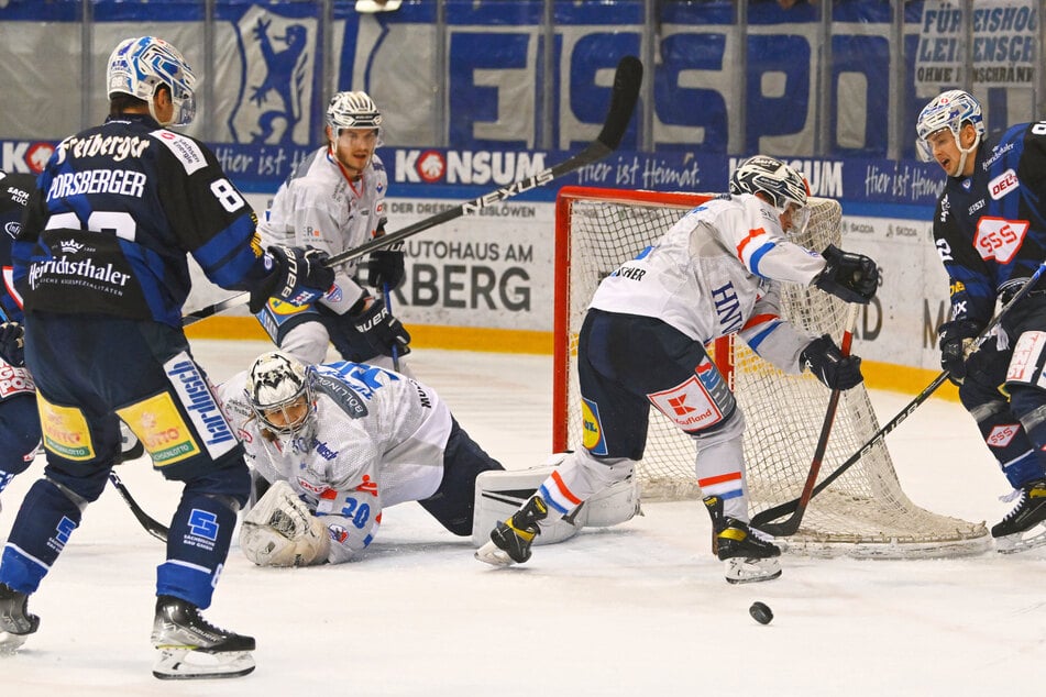 Im März 2022 stand Arno Tiefensee (21) noch für die Heilbronner Falken in der DEL2 gegen die Dresdner Eislöwen im Tor.