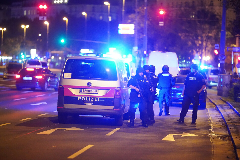 Es habe mehrere Verletzte gegeben, berichtete die österreichische Nachrichtenagentur APA