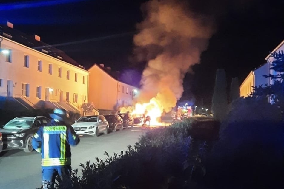 In der Nacht musste die Feuerwehr in der Sollstedter "Glückaufstraße" ausrücken. Zwei Fahrzeuge waren in Flammen aufgegangen.