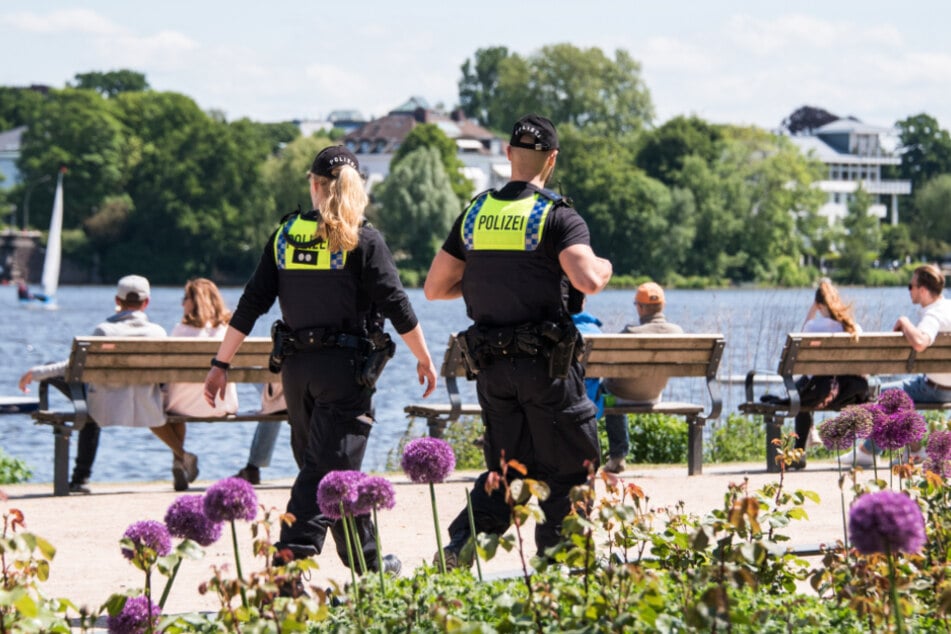 Eine Polizeistreife patrouilliert an der Außenalster. (Archivbild)
