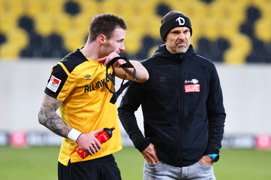 Dynamo-Trainer Alexander Schmidt (53, r.) mit seinem Abwehrchef Michael Sollbauer (31) nach dem Spiel gegen den HSV. Auf ihn muss er in Hannover verzichten. Sollbauer sah seine 5. Gelbe Karte.