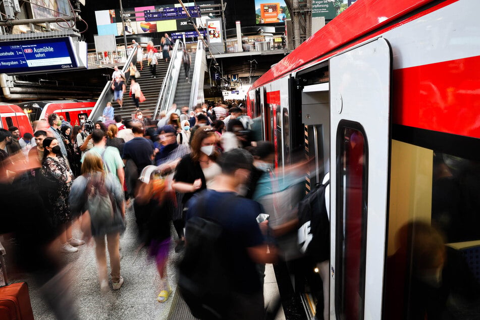 Der Beschuldigte hatte in der S-Bahn Mitfahrende angepöbelt. (Symbolfoto)