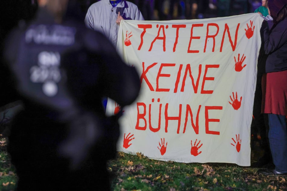 Auch in Leipzig protestierten Demonstranten unter dem Motto "Tätern keine Bühne" anlässlich des Auftritts des Sängers vor der Quarterback Arena im Oktober.