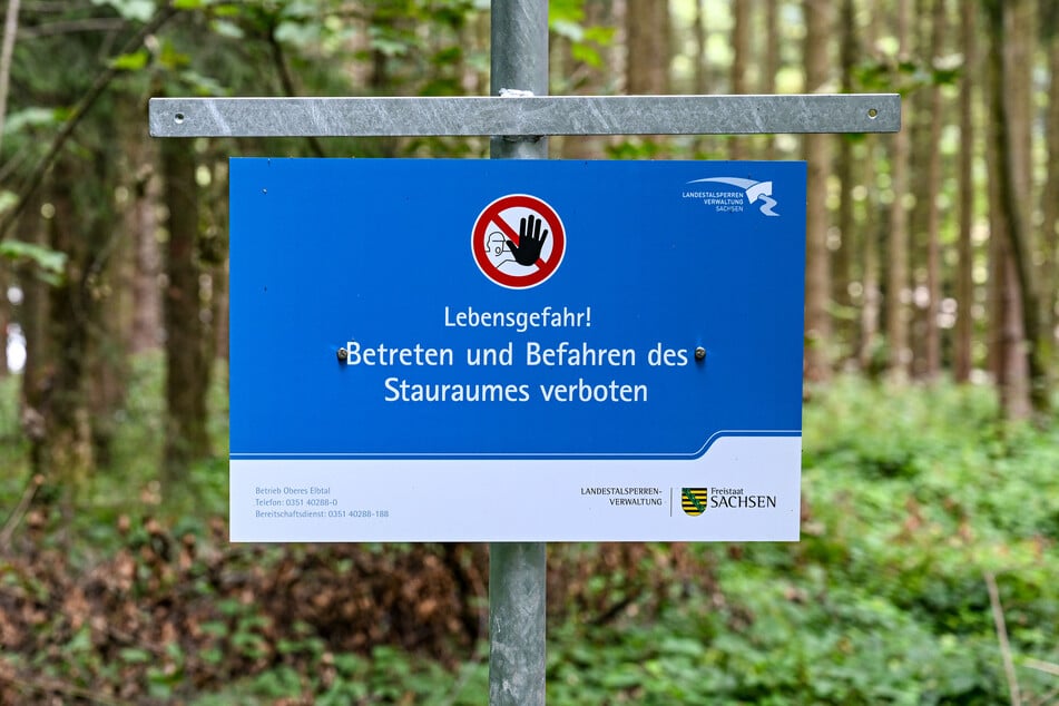 Lebensgefahr! Hinweisschilder warnen vor dem Betreten des Stauraums.