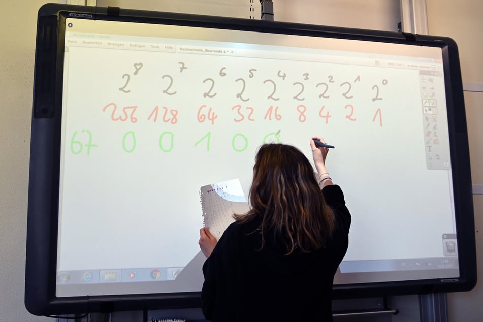 Eine Schülerin der zehnten Klasse arbeitet an einem Active Board (interaktive Tafel). In puncto Digitalisierung hat Sachsen noch Nachholbedarf.