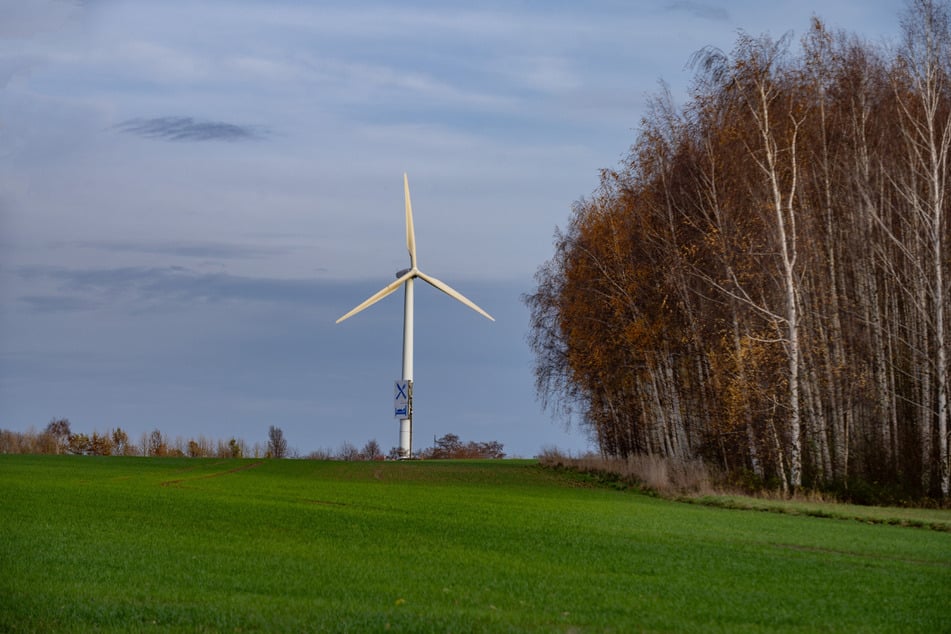 Schon nahe, aber noch außerhalb des Stadtgebietes steht dieses Windrad an der Raststätte "Dresdner Tor".