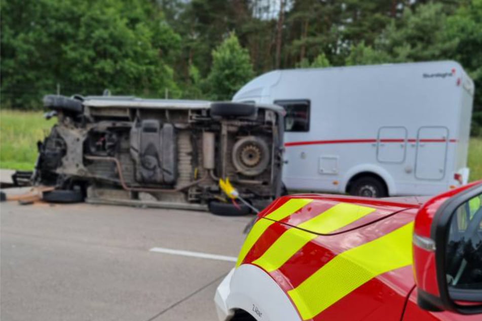 Der Transporter landete bei dem Crash auf der Beifahrerseite.