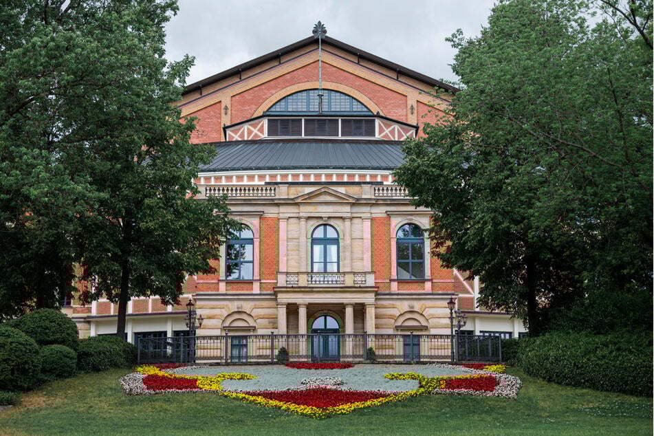 Das Festspielhaus auf dem Grünen Hügel in Bayreuth wird für die kommenden Wochen wieder zum Zentrum der Opern-Welt.