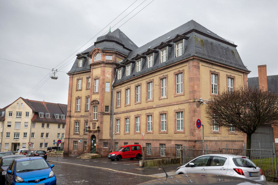 Blick auf das Amtsgericht Weimar. Das Gericht hatte angeordnet, dass an zwei Schulen in Thüringen die Maskenpflicht nicht angeordnet werden darf. Das Bildungsministerium sieht in dem Urteil jedoch "gravierende verfahrensrechtliche Zweifel".