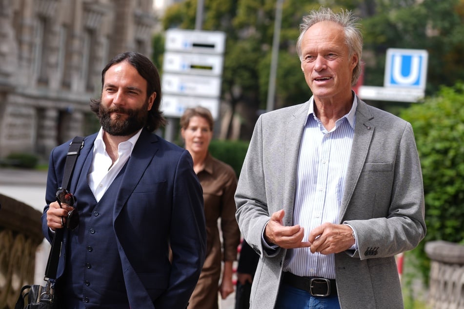 Gerhard Delling (66) zusammen mit Block-Anwalt Ingo Bott (42, l.) vor dem Hamburger Landgericht.