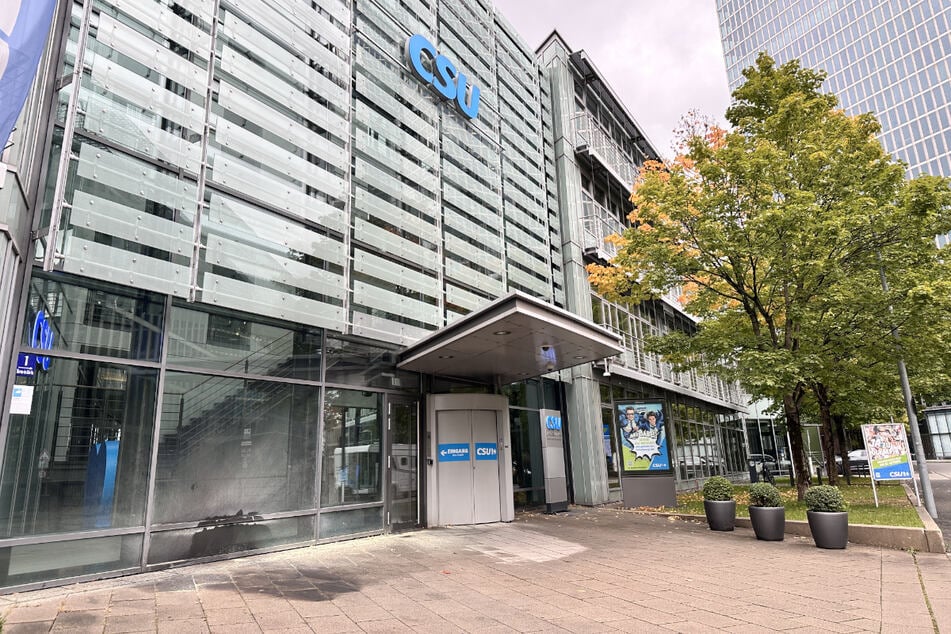 Nachdem er zuvor ein AfD-Büro angezündet hatte, soll ein Mann an der CSU-Zentrale in Schwabing Feuer gelegt haben.