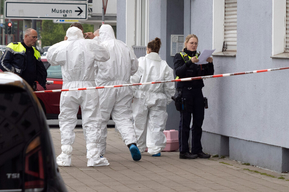 Beamte der Spurensicherung gehen in ein Haus in Duisburg, wo die 53-Jährige offenbar verletzt wurde.