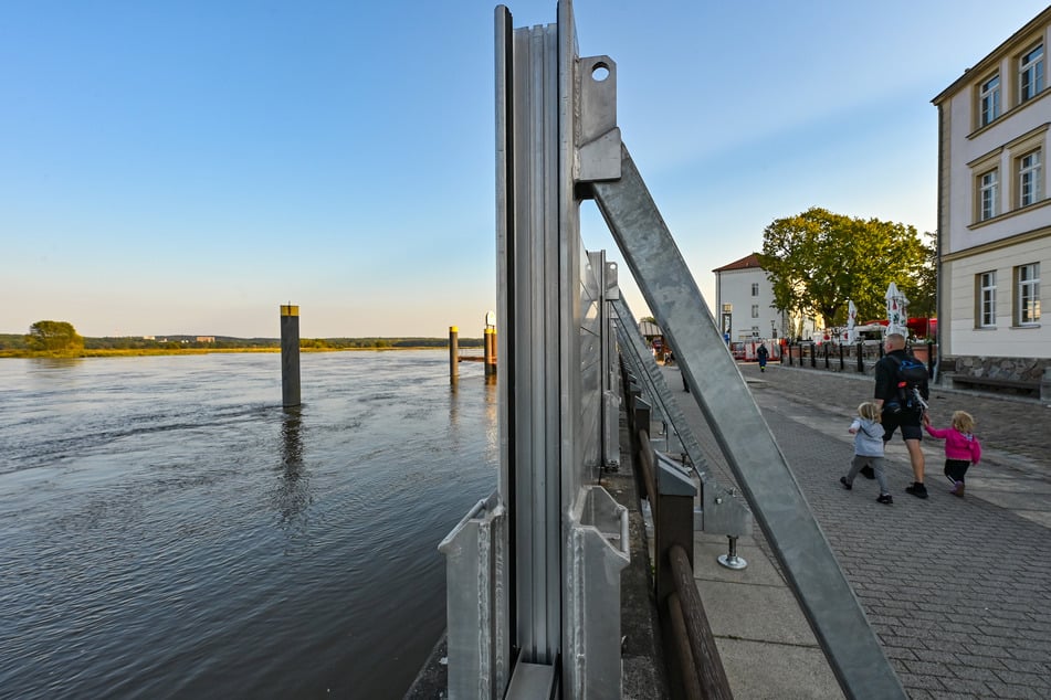 Eine mobile Hochwasserschutzwand steht am deutsch-polnischen Grenzflusses Oder.