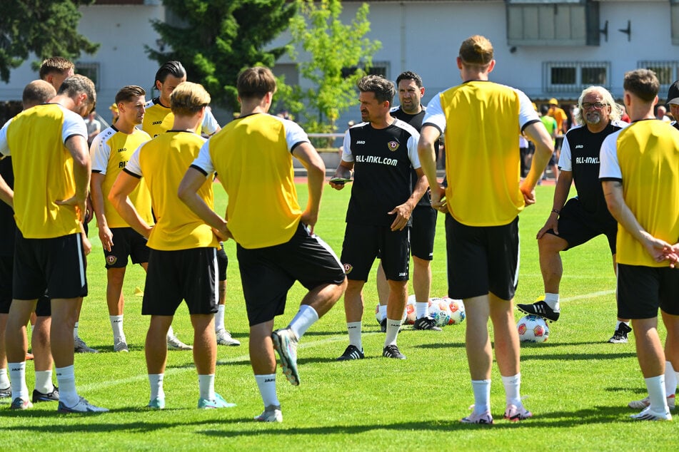 Dynamos Cheftrainer Thomas Stamm (42, M.) hat seine Mannen beim Trainingsauftakt mächtig ins Schwitzen gebracht.