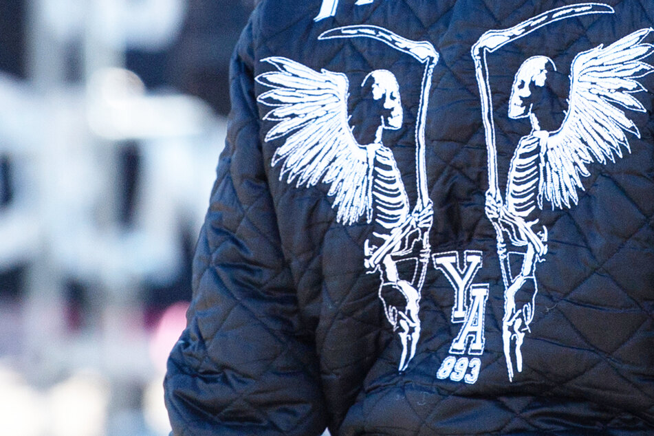 Ein Teilnehmer einer Kundgebung von Neonazis trägt eine Jacke der Mode-Marke "Yakuza" - die Polizei hat ein Rechtsrock-Konzert in Mittelhessen verhindert. (Symbolbild)