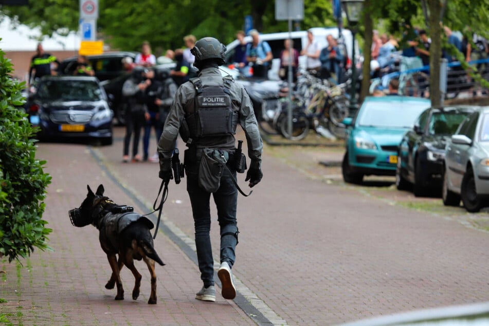 Polizisten suchten auch mit Spürhunden die Gegend um den Tatort ab.