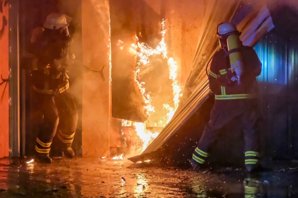 Die Feuerwehr kämpfte am Samstag in Hamburg-Bergedorf gegen Flammen und dichten Rauch.