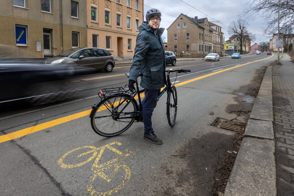 Lars Dörner (42, Grüne) kurz nach Beginn des Verkehrsversuchs: "Der Radstreifen macht das Fahren angenehmer."