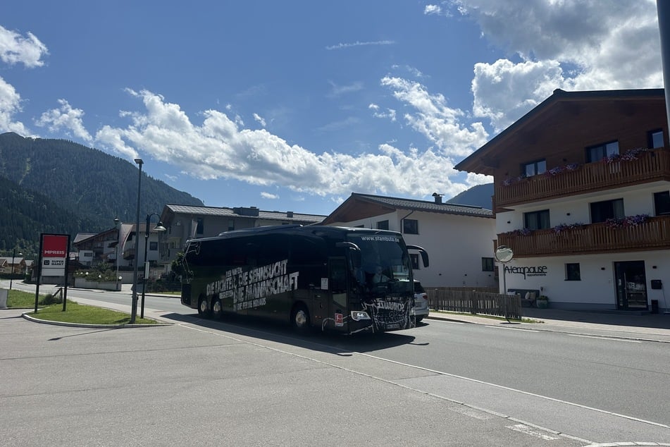 Der Bus rollt los nach Saalfelden.