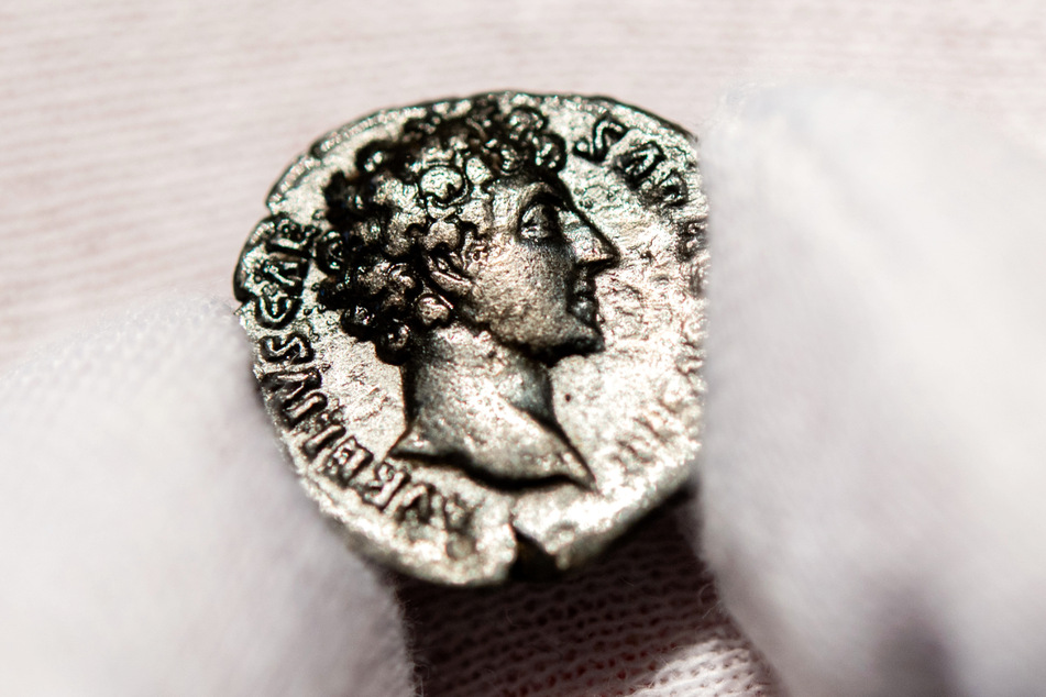 Die Abbildungen römischer Kaiser deuten darauf hin, dass die Münzen aus dem 1. und 2. Jahrhundert stammen.
