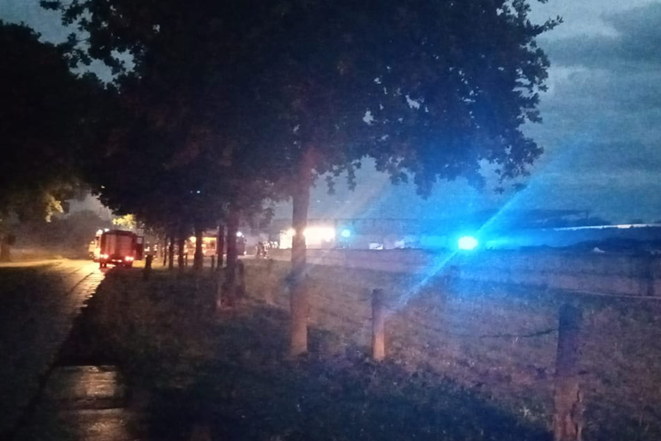 In einem landwirtschaftlichen Betrieb in Sachsen-Anhalt hatte in der Nacht ein Traktor Feuer gefangen.