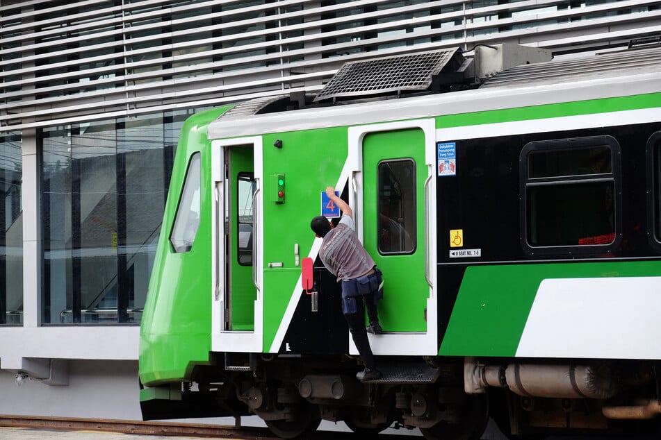 Die Polizei warnt immer wieder vor der Gefahr, die mit dem "Bahnsurfen" einhergeht. (Symbolfoto)