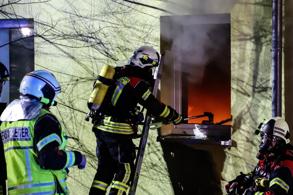 Nach Wohnungsbrand im Erzgebirge: Löste ein Handy-Akku das Feuer aus?