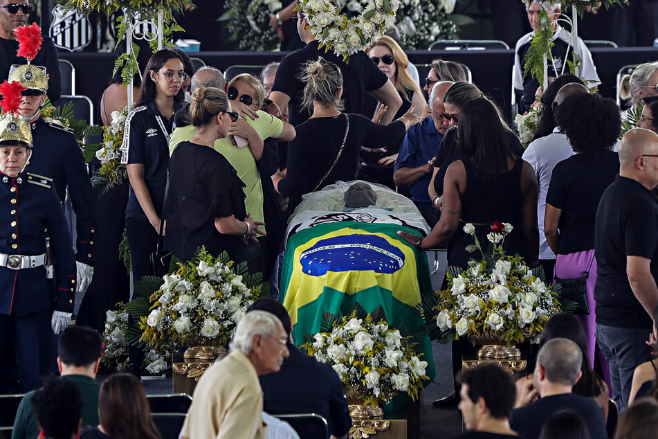 Mehrere Tausend Fans erwiesen dem brasilianischen Fußballstar Pelé die letzte Ehre.