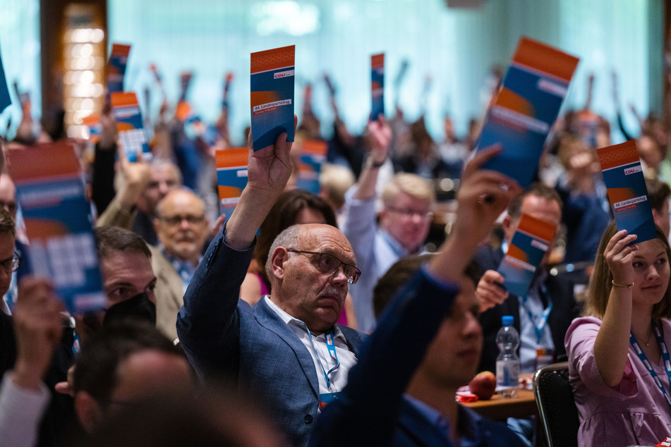 Delegierte stimmen auf dem Parteitag der nordrhein-westfälischen CDU für den Koalitionsvertrag mit den Grünen.