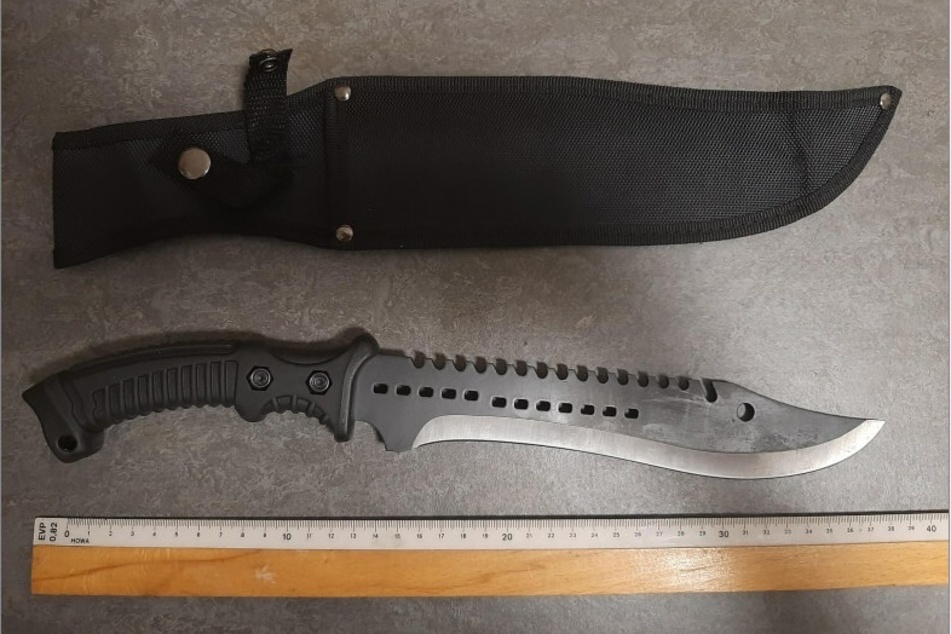 Die Bundespolizei konfiszierte das mitgeführte Messer des 26-Jährigen.