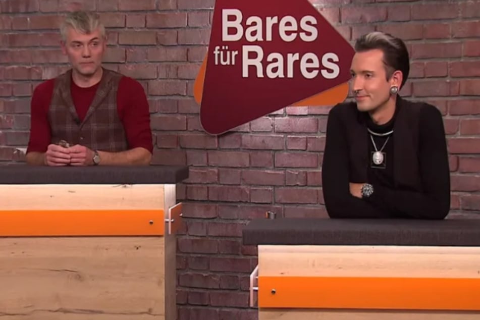 Antiquitätenhändler Fabian Kahl (33, r.) schnappt sich die seltene Statuette für sage und schreibe 750 Euro.