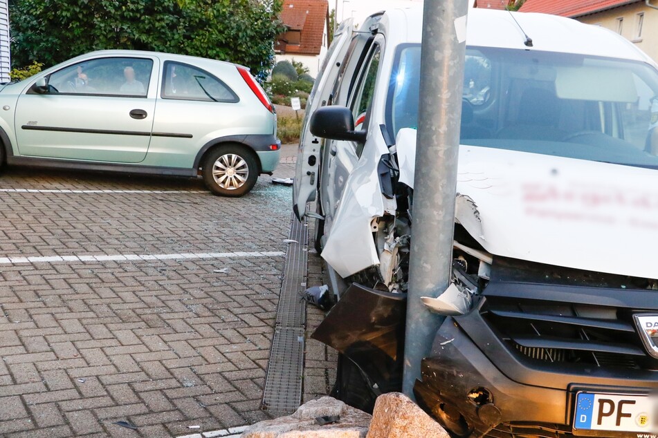 Der Fahrer des weißen Dacia überlebte den Crash nicht.