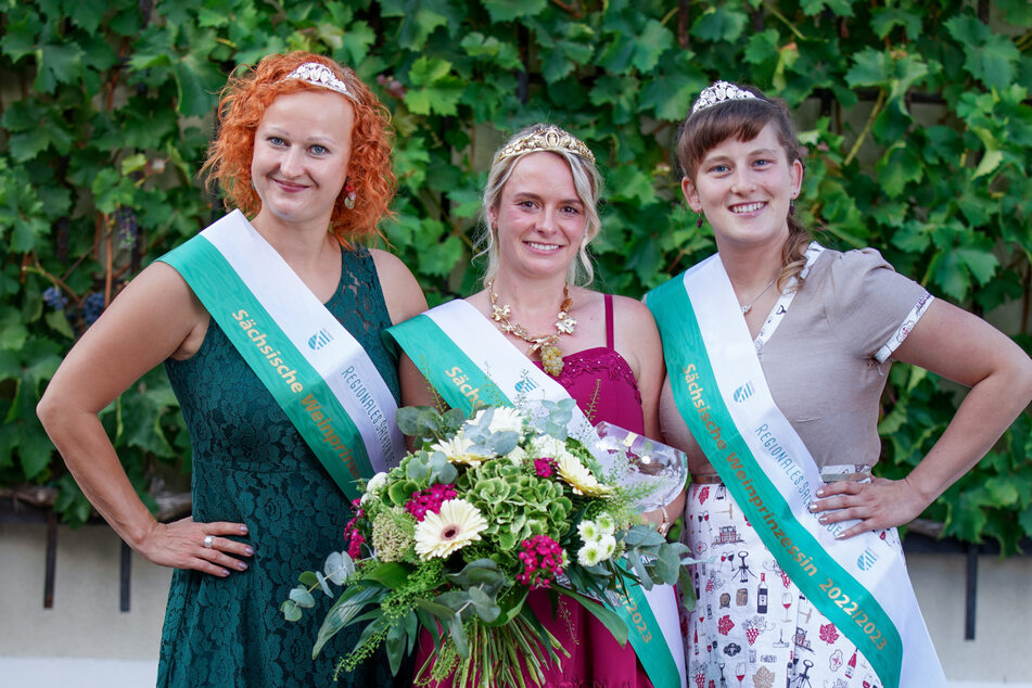 Die neuen Weinhoheiten: Prinzessin Sabine Leonhardt (38, v.l.), Königin Sabrina und Prinzessin Stefanie Mühlbach (31).