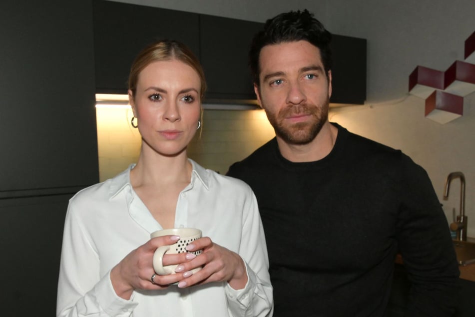 Zoe und Carlos werden durch Johns Kurzschlussreaktion gewarnt.