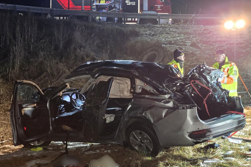 Das Autowrack liegt im Graben an der A93. Ein Gutachter soll nun klären, was zuvor passiert ist.