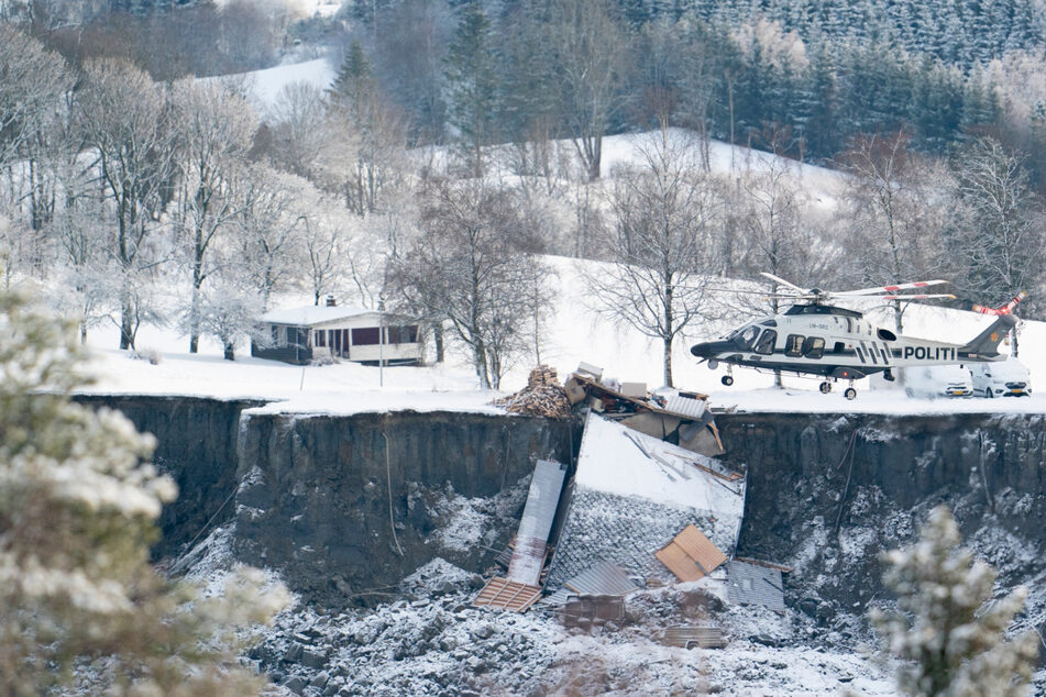 Per Helikopter und mit Drohnen wird nach den Vermissten gesucht.