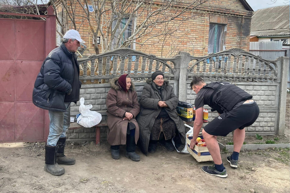 Der Chemnitzer Sascha Winkler reist oft in die Ukraine, bringt Bewohnern Lebensmittel und Hunde in Sicherheit.