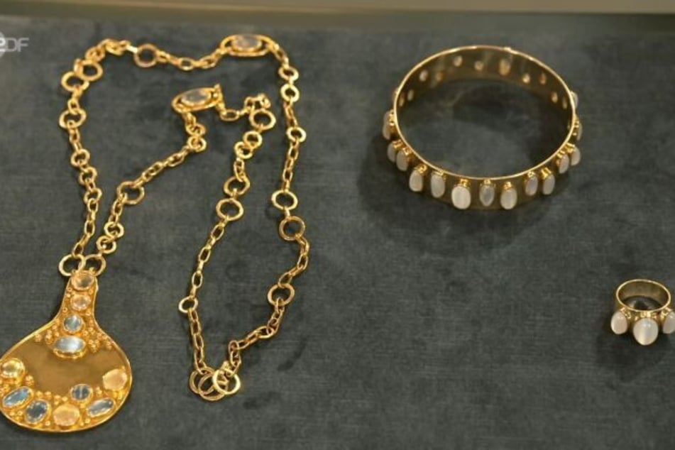 Das Set besteht aus vier Teilen und hat einen Goldwert von 8.300 Euro.